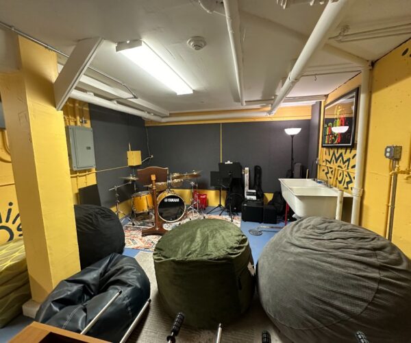 c7eb97e9-25b8-078c-3f52-de54f44eecea Home Away lounge