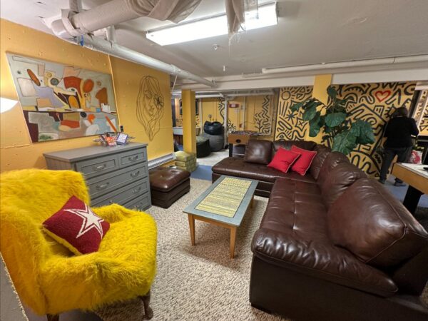e2504792-ddc3-1585-ed83-dcdef1f27899 Home Away living area