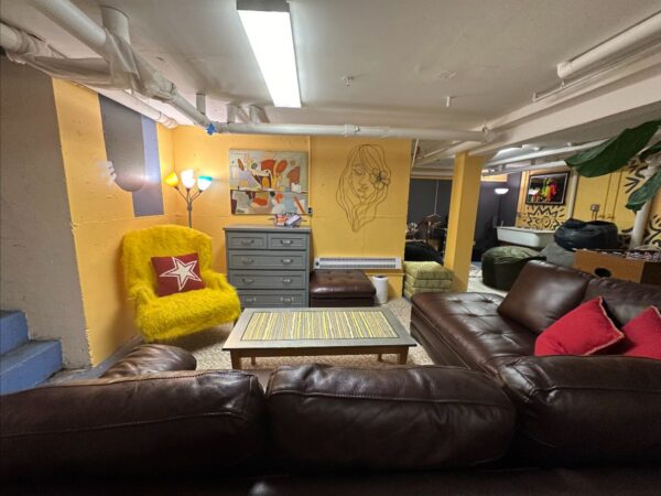 e9d4c3a5-ab52-ec51-bd49-28d6890e393c Home Away Living area